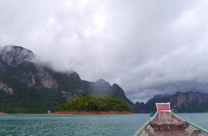 Stürmische Fahrt mit dem Holzboot Thailand
